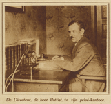 872277 Portret van J. Patist, directeur van de Groenten- en Vruchtenveilingen, op zijn privé-kantoor in het ...